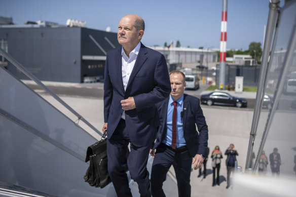 German Chancellor Olaf Scholz boards a plane to travel to meet the heads of the Baltic states.