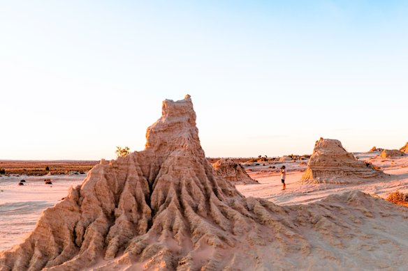 El Parque Nacional Mungo en el suroeste de Nueva Gales del Sur es uno de los lugares donde se podrían permitir recorridos comerciales en motocicleta.