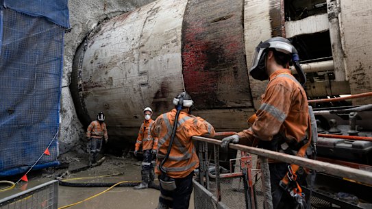 Máquinas perfuradoras gigantes foram usadas para cavar túneis duplos para a linha de metrô que leva ao Aeroporto de Western Sydney. 