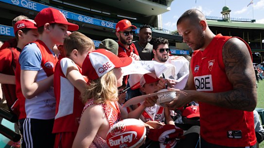 AFL CEO Gill McLachlan says its “fabulous” Lance Franklin has signed on to play next season with the Swans.