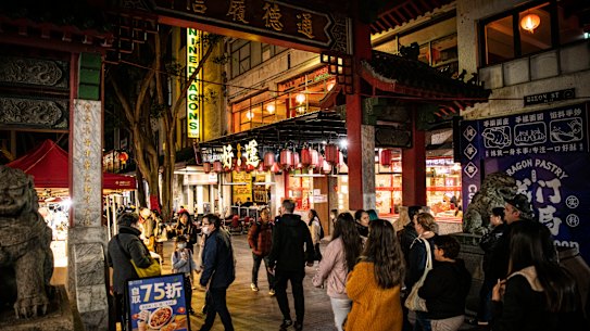 SH NEWS:  Crowds return to Dixon Street, Chinatown, in Haymarket. 14th July 2022, Photo: Wolter Peeters, The Sun Herald.