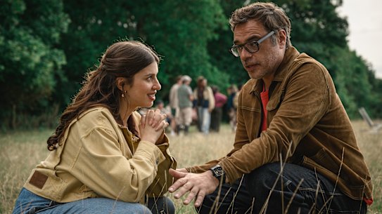 Yali Topol Margalith as Izzy and Jemaine Clement as her older boyfriend, Steve, in Alice and Steve.