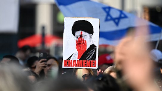 Un cartello che mostra il leader supremo dell'Iran, l'Ayatollah Ali Khamenei, durante una protesta del fine settimana a Berlino contro il regime iraniano. È stato ucciso domenica durante gli attacchi israelo-americani contro l'Iran.