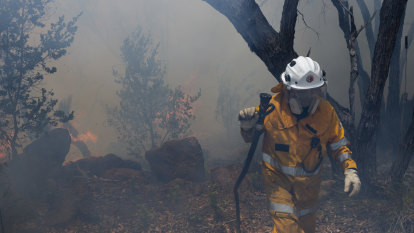 Karrakatta bushfire warning downgraded as Perth hits 42C