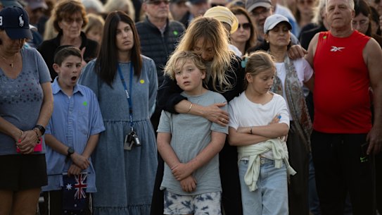 Families gather for a Jewish vigil supporting Israel at Dover Heights in Sydney on Wednesday night. 