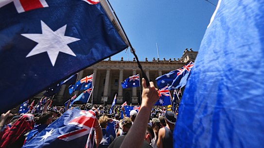 Marcha de manifestantes australianos fora do parlamento estadual.
