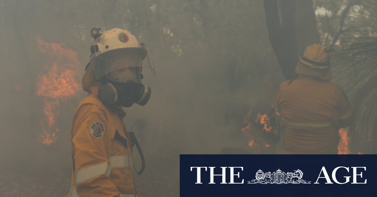 Warga didesak untuk melarikan diri saat kebakaran hutan berkobar di selatan Margaret River