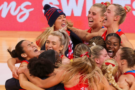 Australia’s netballers have signed a three-year deal with Netball Australia, a day after its CEO stood down. 