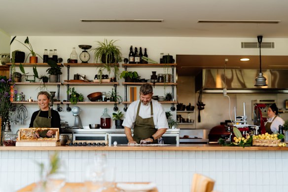 O chef Trevor Perkins administra a cozinha aberta do restaurante Hogget Kitchen, que serve fazenda à mesa.