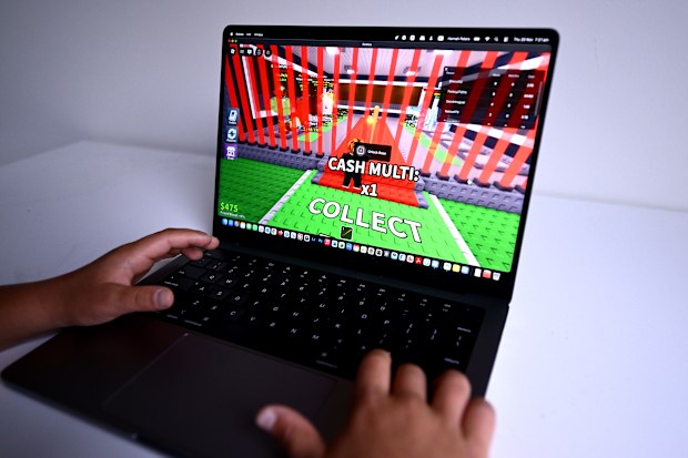 Bir çocuğun Roblox platformunda oyun oynadığı görüntü.