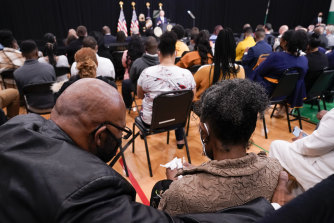 İnsanlar, ırk temelli toplu katliamın ardından Buffalo'da Başkan Joe Biden konuşurken dinliyor.