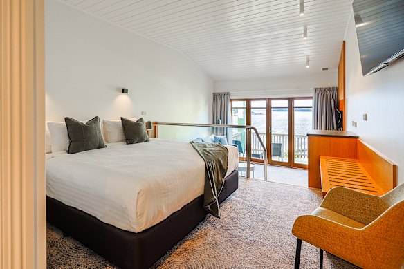 Um quarto premium com vistas iluminadas do porto.