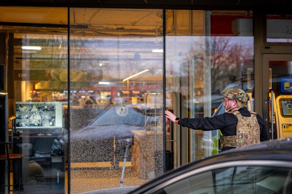 شرطي يقوم بتفتيش الموقع.