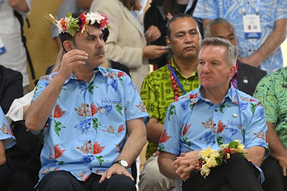 Minister for Climate Change and Energy of Australia Chris Bowen rests his headdress on his lap, next to Turkish Minister of Environment, Urbanisation and Climate Change Murat Kurum. 
