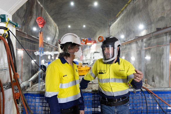 O gerente de projeto da Transport for New South Wales, Simon Cooper (à esquerda), e o superintendente mecânico da Acciona, Martin Bell, em uma das máquinas de perfuração.