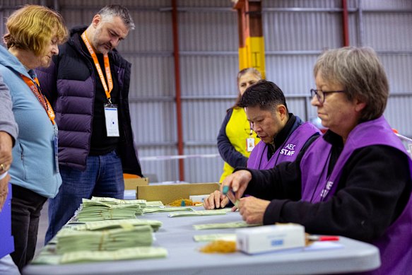 AEC officials at work in the commission’s centre at Asquith during the Bradfield recount.