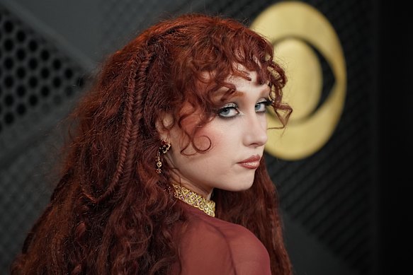 Chappell Roan은 그녀의 연예 기획사를 버렸습니다.