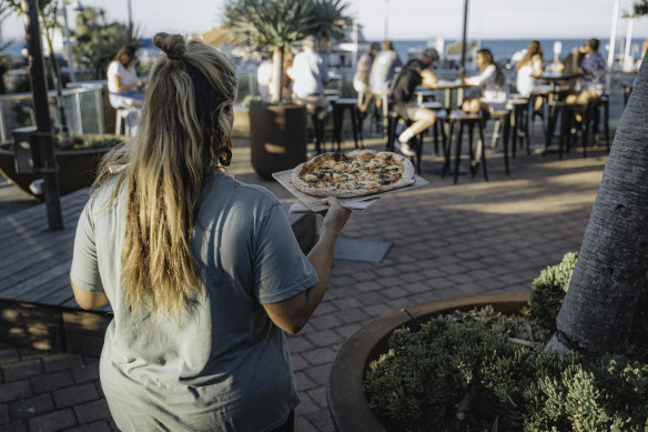 Al fresco pizza by the beach.