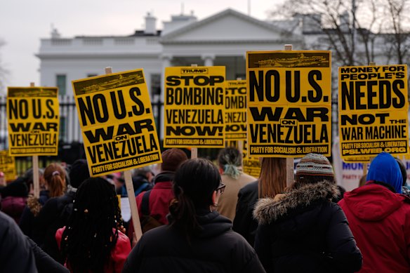 I manifestanti si radunano davanti alla Casa Bianca dopo l'attacco americano al Venezuela.
