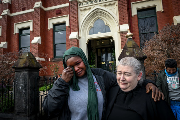 Lisa Gau y Suellen King afuera de la escuela primaria St John's en Clifton Hill.