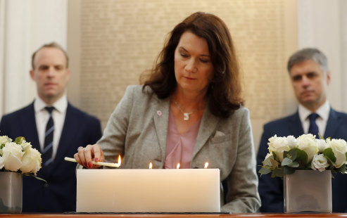 Swedish Foreign Minister Ann Linde, seen here lighting a candle in memory of the victims of the Ukrainian plane shot down in Iraq, said the Chinese ambassador's comments amounted to an "unacceptable threat".