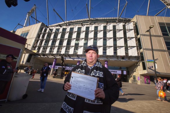 Collingwood member David Hatley has attracted more than 1200 signatures for his petition to spill the Magpies board.