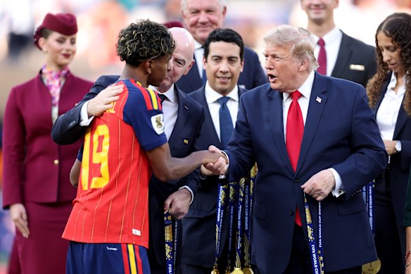 Spanish Lamine Yamal received his medal from US President Donald Trump.