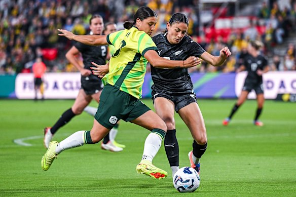 Sam Kerr and Claudia Bunge battle for the ball. 