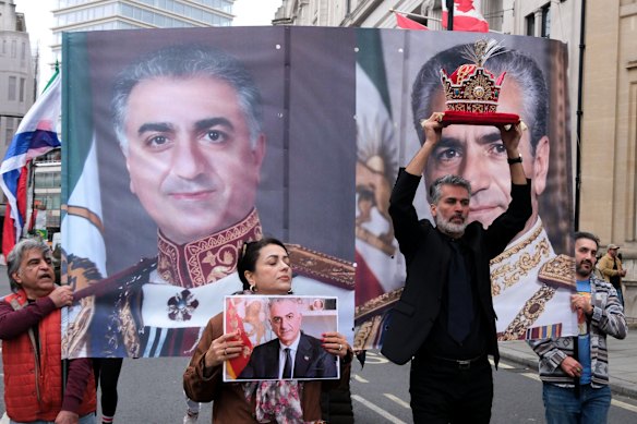 Os iranianos em Londres manifestam-se em apoio ao filho exilado do falecido Xá, Reza Pahlavi.