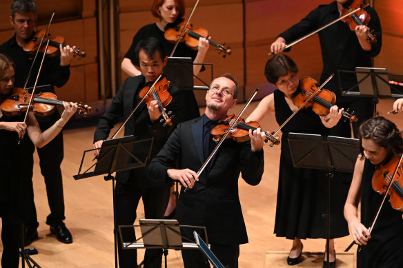 Richard Tognetti leads the Australian Chamber Orchestra through a Mozart and Britten program at Sydney’s City Recital Hall in 2022.