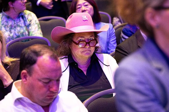 La miliardaria australiana Gina Rinehart tra la folla.
