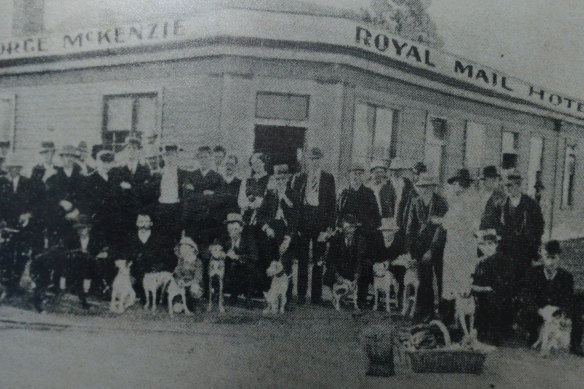 Outside the Royal Mail at the turn of last century. The hotel was rebuilt in 1924.