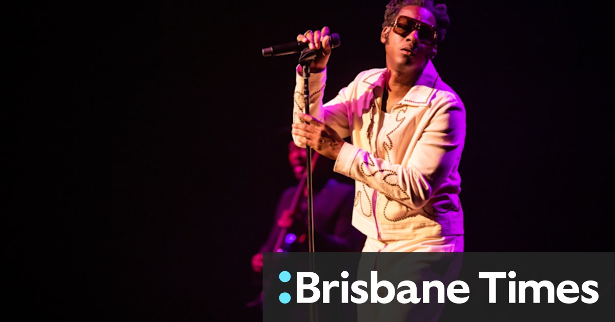 Plenty of razzle dazzle but not enough spontaneity at Leon Bridges concert - Vimarsana News