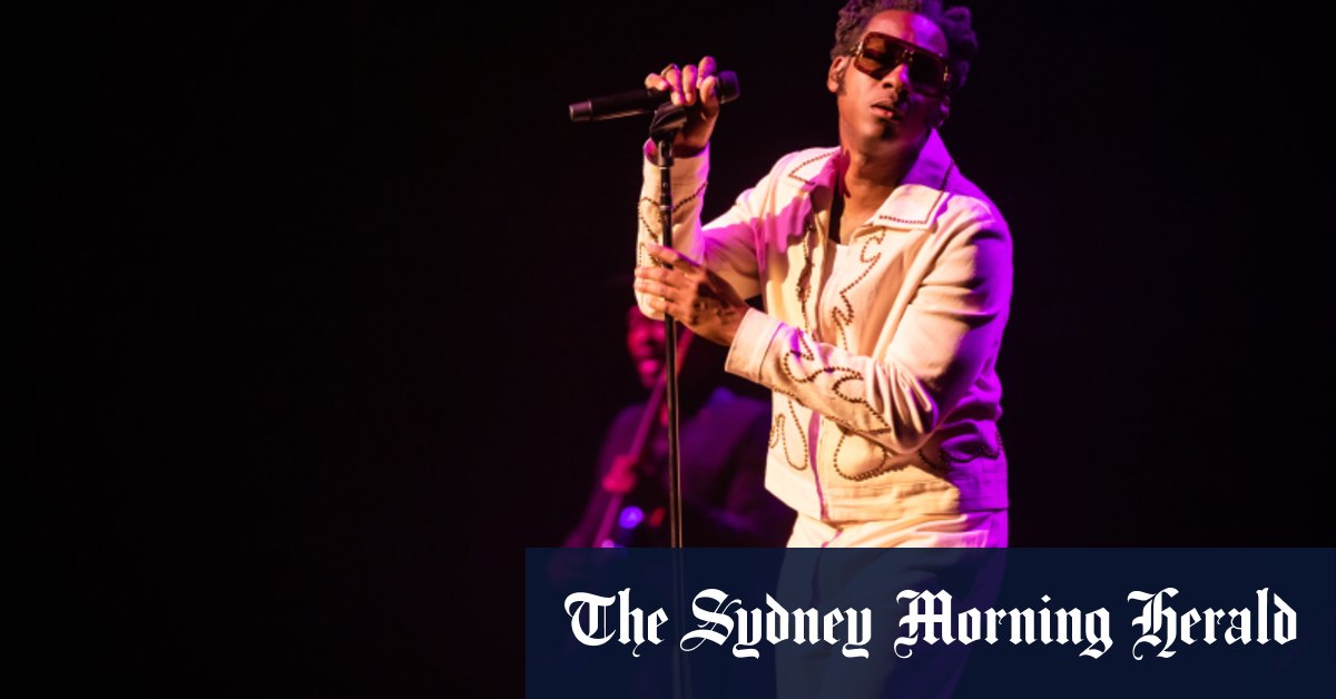 Plenty of razzle dazzle but not enough spontaneity at Leon Bridges concert - Vimarsana News