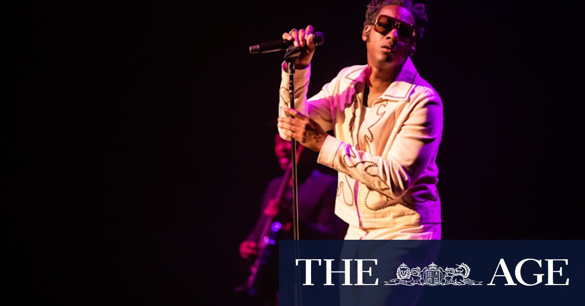 Plenty of razzle dazzle but not enough spontaneity at Leon Bridges concert - Vimarsana News