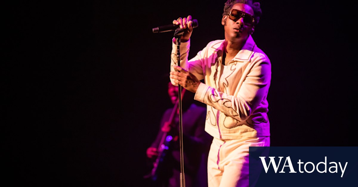 Plenty of razzle dazzle but not enough spontaneity at Leon Bridges concert - Vimarsana News