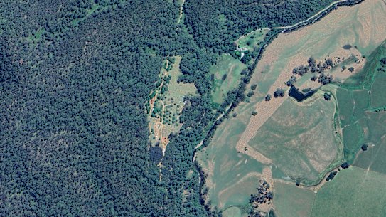 A high-res image of a property where a police officer has been shot and two others are missing near Porepunkah.
