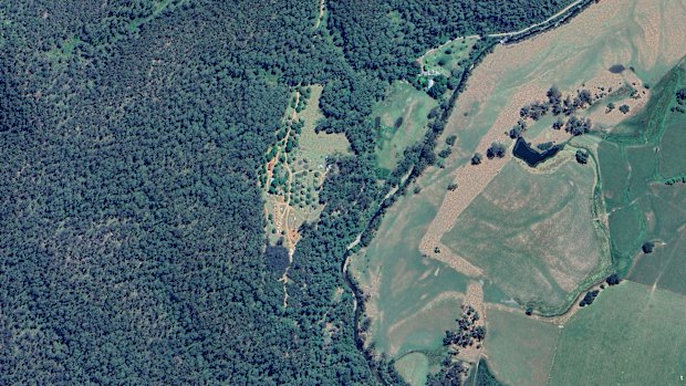 A high-res image of a property where a police officer has been shot and two others are missing near Porepunkah.