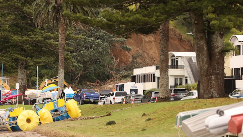 Recovery of NZ landslide victims halted on safety concerns