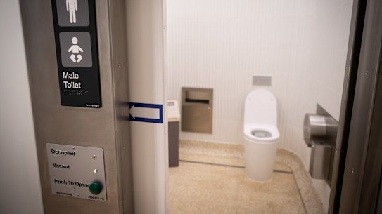 O banheiro público médio de Sydney tem um design institucional.