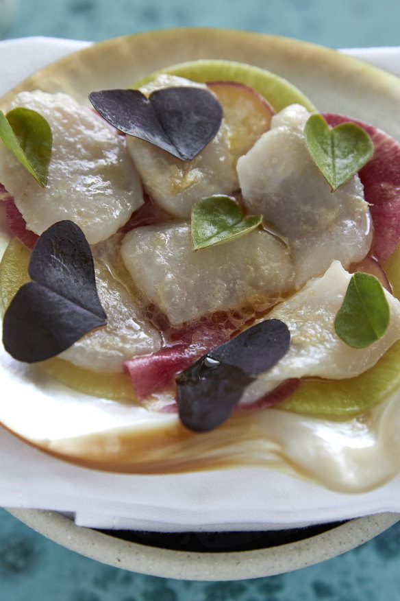 Pearl meat with radish and Alto Novello olive oil.
