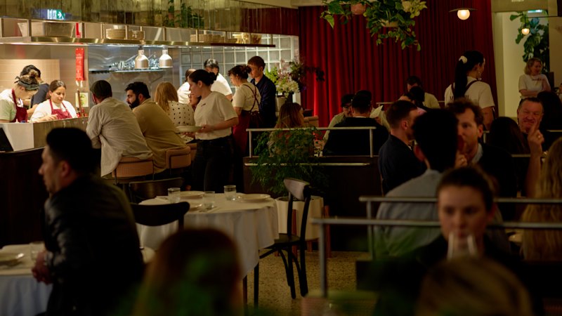 V Lygon Streetu odprli Daphne, novo sproščeno restavracijo s koktajli in poznimi večerjami