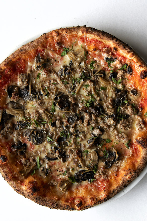 Salsiccia e funghi pizza.