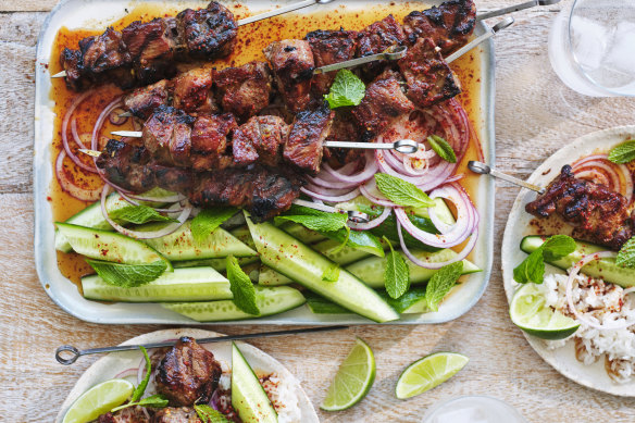 Pour the sweet, spicy and sour vinegar dressing over the skewers.