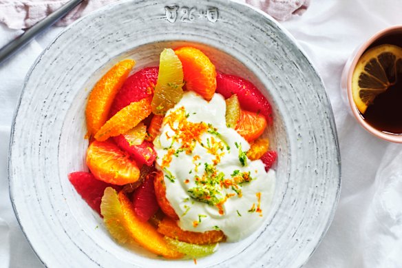Se puede preparar una macedonia de frutas con yogur con mermelada a partir de cítricos de invierno. 