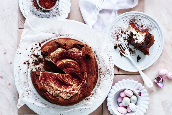 Fill the “crater” with spiced whipped cream.