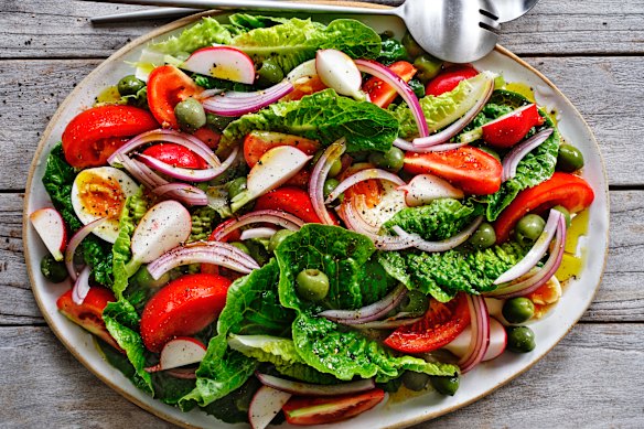 This simple Valencian salad is all about contrasting textures.