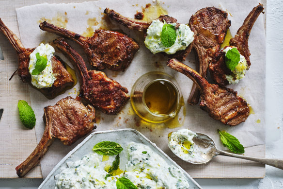 Adam Liaw serve costeletas de cordeiro grelhadas com tzatziki.