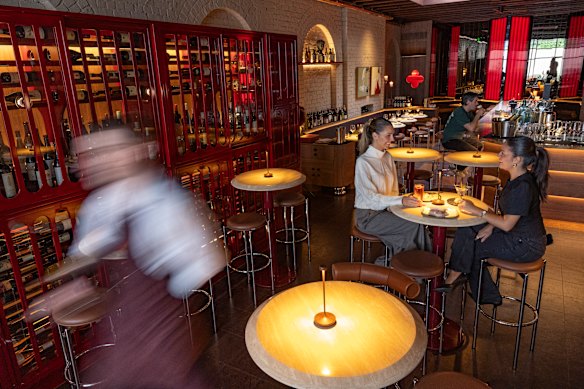 The wine list highlights Tuscany and other Italian regions across 250 bottles.