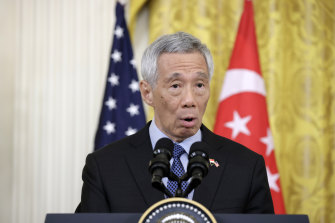 Lee Hsien Loong warns that South East Asia does not want to choose between the US and China.